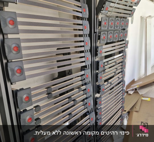 מסגרת מיטה עם קפיצים ומסגרת מתכת